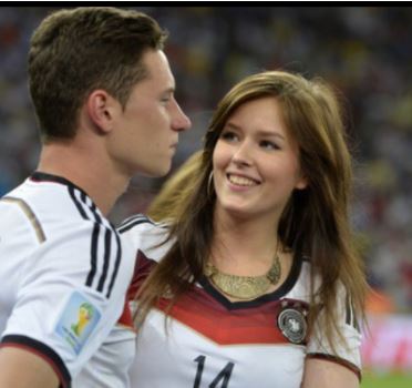 Lena Stiffel cheering up Julian Draxler after Wolfsburg lost a game